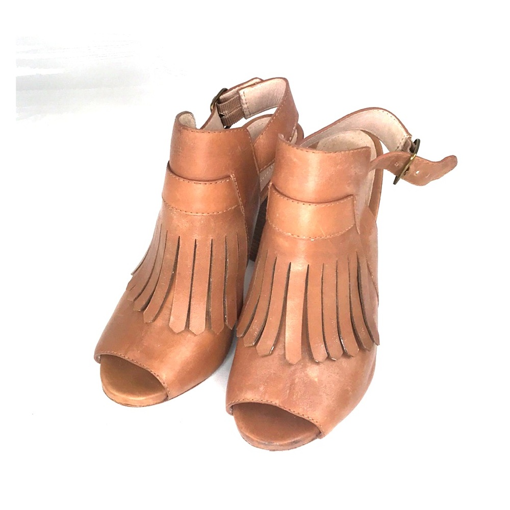 Pour La Victoire Tan Fringe Heels